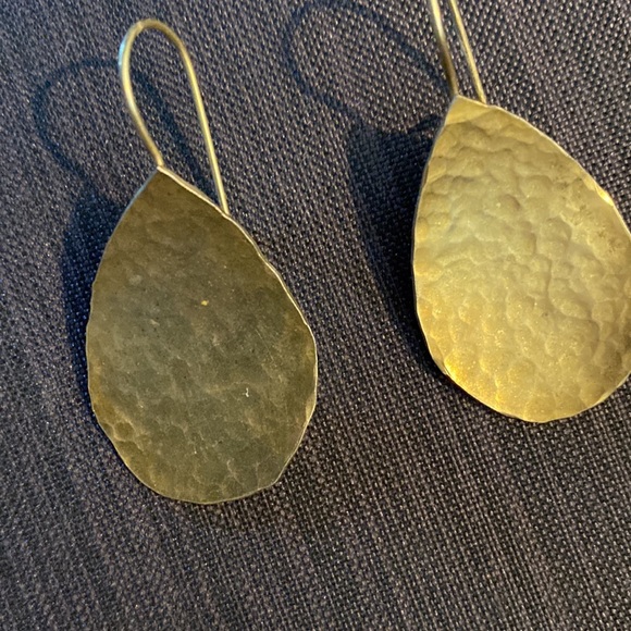 2 inch-pear shaped dangle hammered earrings Gold tone - Picture 4 of 4